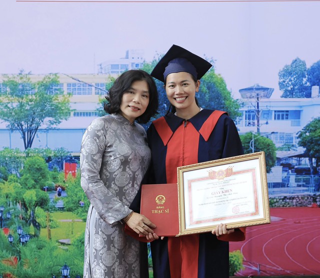 Ánh Viên cực xinh ngày nhận bằng Thạc sĩ, netizen không ngớt lời khen: "Bơi lội chị đỉnh chóp, nay càng ít ai sánh bằng!"- Ảnh 3. Ánh Viên cực xinh ngày nhận bằng Thạc sĩ, netizen không ngớt lời khen: "Bơi lội chị đỉnh chóp, nay càng ít ai sánh bằng!"- Ảnh 3.
