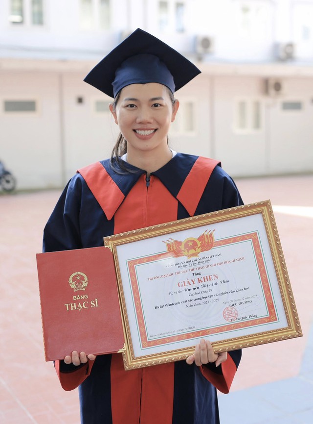 Ánh Viên cực xinh ngày nhận bằng Thạc sĩ, netizen không ngớt lời khen: "Bơi lội chị đỉnh chóp, nay càng ít ai sánh bằng!"- Ảnh 2. Ánh Viên cực xinh ngày nhận bằng Thạc sĩ, netizen không ngớt lời khen: "Bơi lội chị đỉnh chóp, nay càng ít ai sánh bằng!"- Ảnh 2.