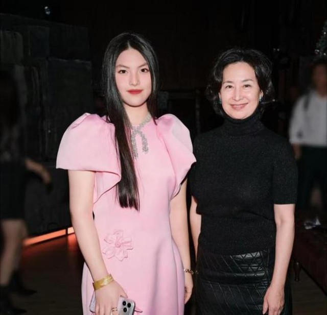 Cái nghiêng mình "đắt giá" của Hà Siêu Quỳnh trước con gái MC Lý Tương: Đẳng cấp của một "bà trùm" là đây!- Ảnh 3. Cái nghiêng mình "đắt giá" của Hà Siêu Quỳnh trước con gái MC Lý Tương: Đẳng cấp của một "bà trùm" là đây!- Ảnh 3.