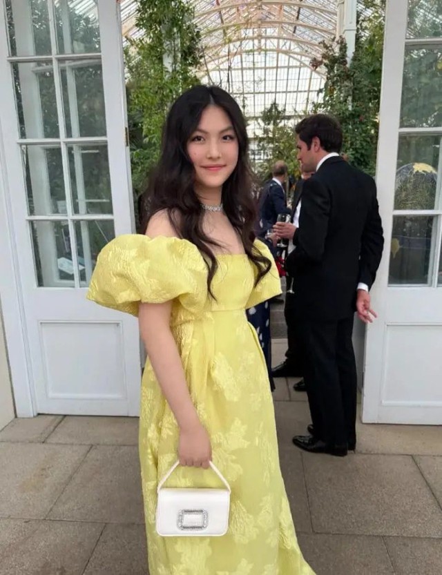 Cái nghiêng mình "đắt giá" của Hà Siêu Quỳnh trước con gái MC Lý Tương: Đẳng cấp của một "bà trùm" là đây!- Ảnh 4. Cái nghiêng mình "đắt giá" của Hà Siêu Quỳnh trước con gái MC Lý Tương: Đẳng cấp của một "bà trùm" là đây!- Ảnh 4.