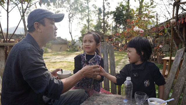 Đạo diễn show "Cha con vạn dặm" chia sẻ quan điểm thẳng: Đọc nhiều sách dạy con nhưng thấy không phù hợp với mình!- Ảnh 2. Đạo diễn show "Cha con vạn dặm" chia sẻ quan điểm thẳng: Đọc nhiều sách dạy con nhưng thấy không phù hợp với mình!- Ảnh 2.