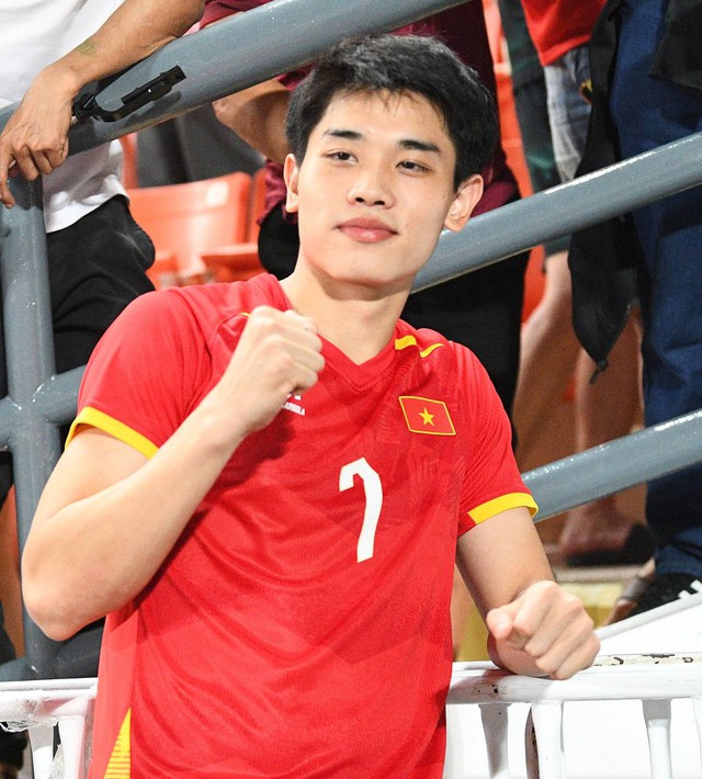 "Đột nhập" phòng thay đồ U22 Việt Nam: Cầu thủ bật loa ca hát, tranh thủ gọi về nhà ăn mừng HCV cùng người thân- Ảnh 5.