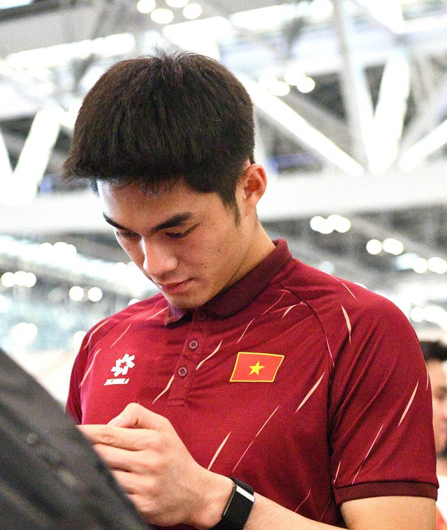 Tóm dính thủ môn 1m91 điển trai gây sốt cõi mạng đi mua sắm, sao U22 Việt Nam mang theo mũ cối về nước- Ảnh 1. Tóm dính thủ môn 1m91 điển trai gây sốt cõi mạng đi mua sắm, sao U22 Việt Nam mang theo mũ cối về nước- Ảnh 1.