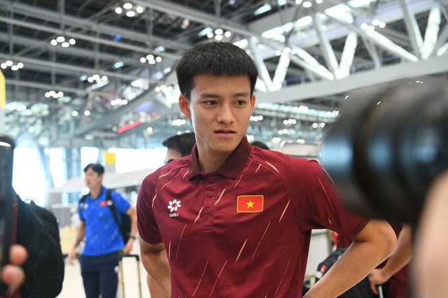 Trai đẹp U22 Việt Nam Đình Bắc, Thanh Nhàn mang HCV về Việt Nam, thủ môn 1m91 visual sáng bừng ký mỏi tay cho CĐV- Ảnh 5. Trai đẹp U22 Việt Nam Đình Bắc, Thanh Nhàn mang HCV về Việt Nam, thủ môn 1m91 visual sáng bừng ký mỏi tay cho CĐV- Ảnh 5.