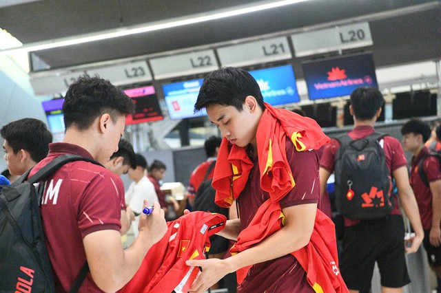 Trai đẹp U22 Việt Nam Đình Bắc, Thanh Nhàn mang HCV về Việt Nam, thủ môn 1m91 visual sáng bừng ký mỏi tay cho CĐV- Ảnh 14. Trai đẹp U22 Việt Nam Đình Bắc, Thanh Nhàn mang HCV về Việt Nam, thủ môn 1m91 visual sáng bừng ký mỏi tay cho CĐV- Ảnh 14.
