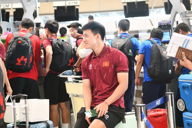 Trai đẹp U22 Việt Nam Đình Bắc, Thanh Nhàn mang HCV về Việt Nam, thủ môn 1m91 visual sáng bừng ký mỏi tay cho CĐV- Ảnh 6. Trai đẹp U22 Việt Nam Đình Bắc, Thanh Nhàn mang HCV về Việt Nam, thủ môn 1m91 visual sáng bừng ký mỏi tay cho CĐV- Ảnh 6.