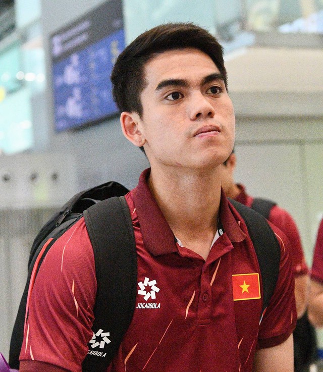 Trai đẹp U22 Việt Nam Đình Bắc, Thanh Nhàn mang HCV về Việt Nam, thủ môn 1m91 visual sáng bừng ký mỏi tay cho CĐV- Ảnh 15. Trai đẹp U22 Việt Nam Đình Bắc, Thanh Nhàn mang HCV về Việt Nam, thủ môn 1m91 visual sáng bừng ký mỏi tay cho CĐV- Ảnh 15.