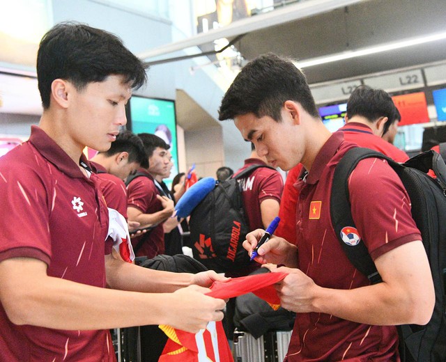 Trai đẹp U22 Việt Nam Đình Bắc, Thanh Nhàn mang HCV về Việt Nam, thủ môn 1m91 visual sáng bừng ký mỏi tay cho CĐV- Ảnh 12. Trai đẹp U22 Việt Nam Đình Bắc, Thanh Nhàn mang HCV về Việt Nam, thủ môn 1m91 visual sáng bừng ký mỏi tay cho CĐV- Ảnh 12.