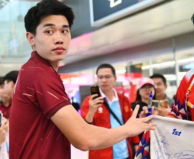 Trai đẹp U22 Việt Nam Đình Bắc, Thanh Nhàn mang HCV về Việt Nam, thủ môn 1m91 visual sáng bừng ký mỏi tay cho CĐV- Ảnh 3. Trai đẹp U22 Việt Nam Đình Bắc, Thanh Nhàn mang HCV về Việt Nam, thủ môn 1m91 visual sáng bừng ký mỏi tay cho CĐV- Ảnh 3.