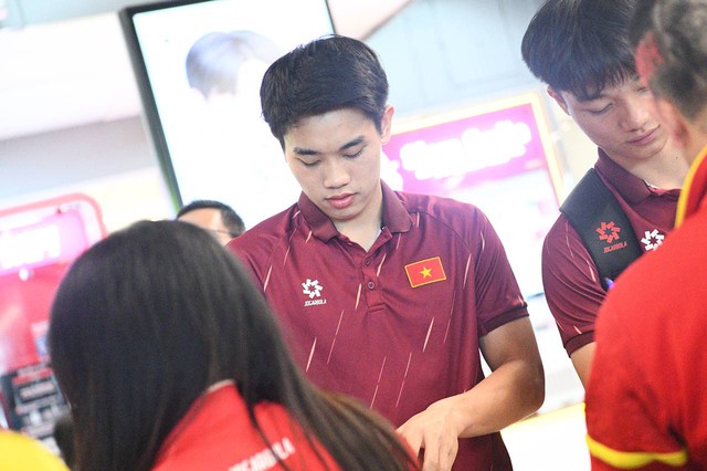 Trai đẹp U22 Việt Nam Đình Bắc, Thanh Nhàn mang HCV về Việt Nam, thủ môn 1m91 visual sáng bừng ký mỏi tay cho CĐV- Ảnh 4. Trai đẹp U22 Việt Nam Đình Bắc, Thanh Nhàn mang HCV về Việt Nam, thủ môn 1m91 visual sáng bừng ký mỏi tay cho CĐV- Ảnh 4.