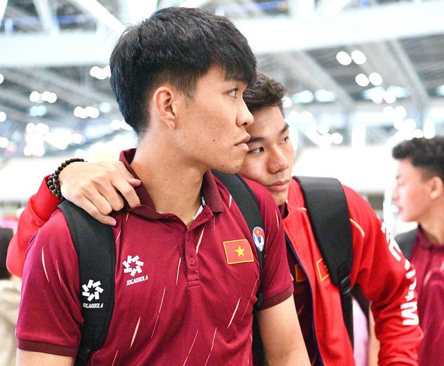 Trai đẹp U22 Việt Nam Đình Bắc, Thanh Nhàn mang HCV về Việt Nam, thủ môn 1m91 visual sáng bừng ký mỏi tay cho CĐV- Ảnh 11. Trai đẹp U22 Việt Nam Đình Bắc, Thanh Nhàn mang HCV về Việt Nam, thủ môn 1m91 visual sáng bừng ký mỏi tay cho CĐV- Ảnh 11.