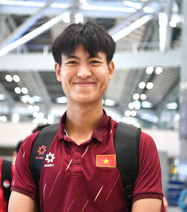 Trai đẹp U22 Việt Nam Đình Bắc, Thanh Nhàn mang HCV về Việt Nam, thủ môn 1m91 visual sáng bừng ký mỏi tay cho CĐV- Ảnh 13. Trai đẹp U22 Việt Nam Đình Bắc, Thanh Nhàn mang HCV về Việt Nam, thủ môn 1m91 visual sáng bừng ký mỏi tay cho CĐV- Ảnh 13.