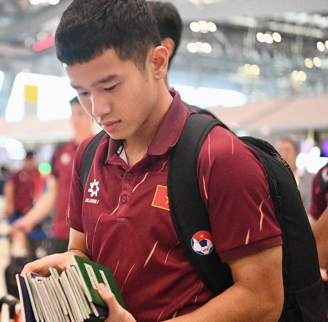 Trai đẹp U22 Việt Nam Đình Bắc, Thanh Nhàn mang HCV về Việt Nam, thủ môn 1m91 visual sáng bừng ký mỏi tay cho CĐV- Ảnh 9. Trai đẹp U22 Việt Nam Đình Bắc, Thanh Nhàn mang HCV về Việt Nam, thủ môn 1m91 visual sáng bừng ký mỏi tay cho CĐV- Ảnh 9.