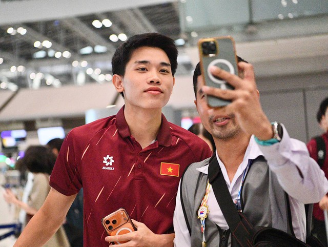 Trai đẹp U22 Việt Nam Đình Bắc, Thanh Nhàn mang HCV về Việt Nam, thủ môn 1m91 visual sáng bừng ký mỏi tay cho CĐV- Ảnh 2. Trai đẹp U22 Việt Nam Đình Bắc, Thanh Nhàn mang HCV về Việt Nam, thủ môn 1m91 visual sáng bừng ký mỏi tay cho CĐV- Ảnh 2.