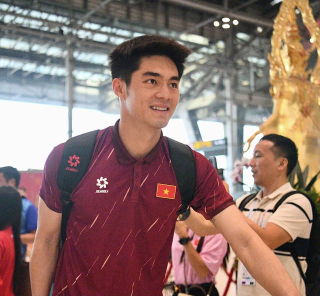 Trai đẹp U22 Việt Nam Đình Bắc, Thanh Nhàn mang HCV về Việt Nam, thủ môn 1m91 visual sáng bừng ký mỏi tay cho CĐV- Ảnh 1. Trai đẹp U22 Việt Nam Đình Bắc, Thanh Nhàn mang HCV về Việt Nam, thủ môn 1m91 visual sáng bừng ký mỏi tay cho CĐV- Ảnh 1.