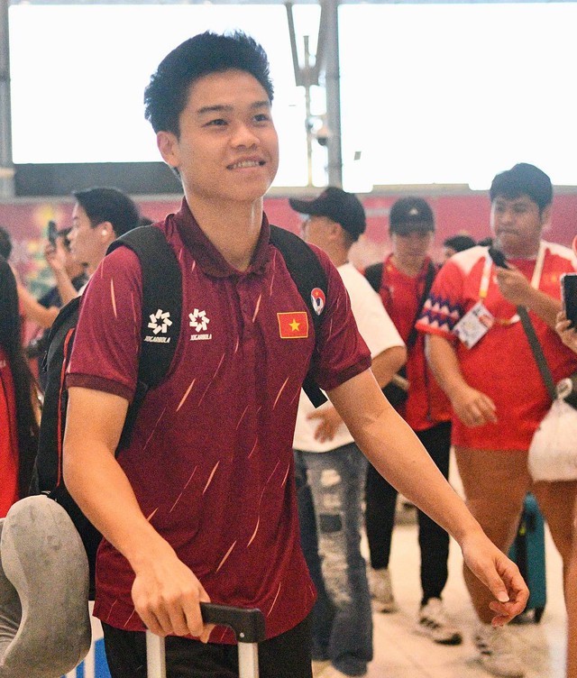 Trai đẹp U22 Việt Nam Đình Bắc, Thanh Nhàn mang HCV về Việt Nam, thủ môn 1m91 visual sáng bừng ký mỏi tay cho CĐV- Ảnh 10. Trai đẹp U22 Việt Nam Đình Bắc, Thanh Nhàn mang HCV về Việt Nam, thủ môn 1m91 visual sáng bừng ký mỏi tay cho CĐV- Ảnh 10.