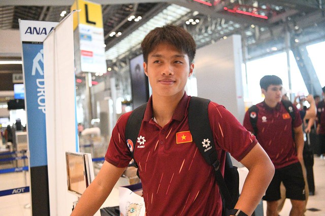 Trai đẹp U22 Việt Nam Đình Bắc, Thanh Nhàn mang HCV về Việt Nam, thủ môn 1m91 visual sáng bừng ký mỏi tay cho CĐV- Ảnh 8. Trai đẹp U22 Việt Nam Đình Bắc, Thanh Nhàn mang HCV về Việt Nam, thủ môn 1m91 visual sáng bừng ký mỏi tay cho CĐV- Ảnh 8.