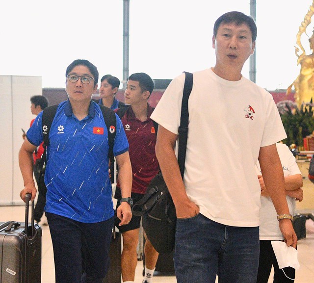 Trai đẹp U22 Việt Nam Đình Bắc, Thanh Nhàn mang HCV về Việt Nam, thủ môn 1m91 visual sáng bừng ký mỏi tay cho CĐV- Ảnh 7. Trai đẹp U22 Việt Nam Đình Bắc, Thanh Nhàn mang HCV về Việt Nam, thủ môn 1m91 visual sáng bừng ký mỏi tay cho CĐV- Ảnh 7.