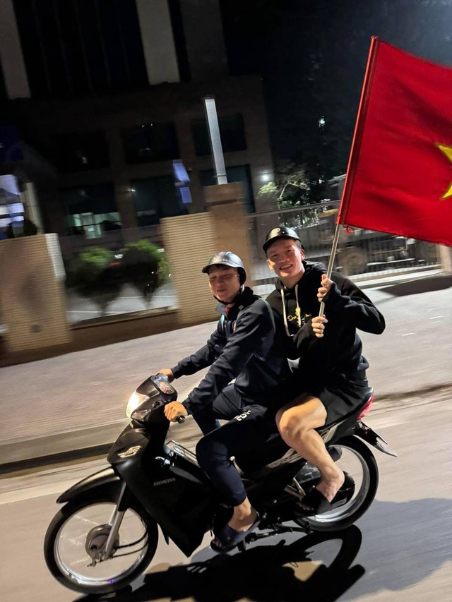 Bắt gặp Quang Hải lao ra đường ăn mừng U22 Việt Nam vô địch: Người tạo trend "đi bão" nay được đi bão rồi!- Ảnh 4. Bắt gặp Quang Hải lao ra đường ăn mừng U22 Việt Nam vô địch: Người tạo trend "đi bão" nay được đi bão rồi!- Ảnh 4.