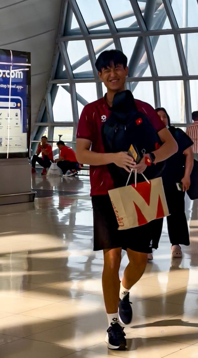Tóm dính thủ môn 1m91 điển trai gây sốt cõi mạng đi mua sắm, sao U22 Việt Nam mang theo mũ cối về nước- Ảnh 6. Tóm dính thủ môn 1m91 điển trai gây sốt cõi mạng đi mua sắm, sao U22 Việt Nam mang theo mũ cối về nước- Ảnh 6.
