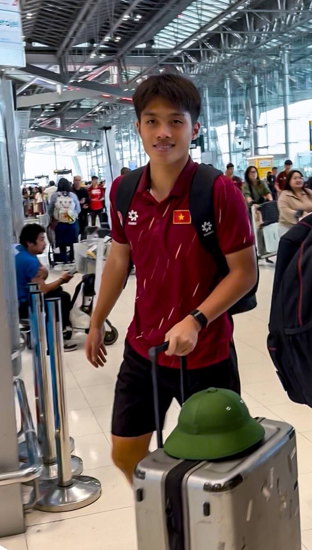 Tóm dính thủ môn 1m91 điển trai gây sốt cõi mạng đi mua sắm, sao U22 Việt Nam mang theo mũ cối về nước- Ảnh 4. Tóm dính thủ môn 1m91 điển trai gây sốt cõi mạng đi mua sắm, sao U22 Việt Nam mang theo mũ cối về nước- Ảnh 4.
