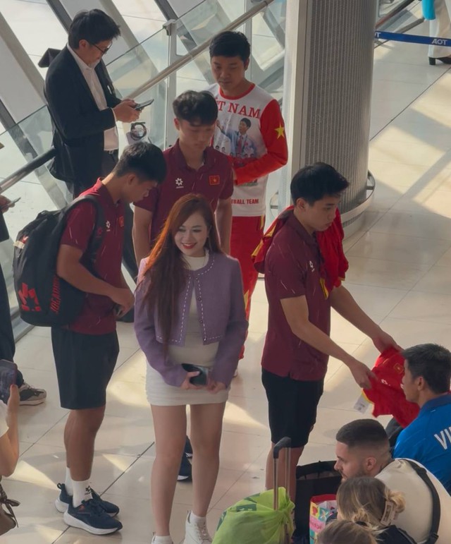 Tóm dính thủ môn 1m91 điển trai gây sốt cõi mạng đi mua sắm, sao U22 Việt Nam mang theo mũ cối về nước- Ảnh 7. Tóm dính thủ môn 1m91 điển trai gây sốt cõi mạng đi mua sắm, sao U22 Việt Nam mang theo mũ cối về nước- Ảnh 7.