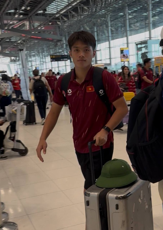 Tóm dính thủ môn 1m91 điển trai gây sốt cõi mạng đi mua sắm, sao U22 Việt Nam mang theo mũ cối về nước- Ảnh 5. Tóm dính thủ môn 1m91 điển trai gây sốt cõi mạng đi mua sắm, sao U22 Việt Nam mang theo mũ cối về nước- Ảnh 5.