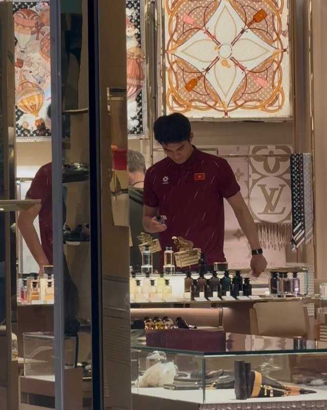 Tóm dính thủ môn 1m91 điển trai gây sốt cõi mạng đi mua sắm, sao U22 Việt Nam mang theo mũ cối về nước- Ảnh 3. Tóm dính thủ môn 1m91 điển trai gây sốt cõi mạng đi mua sắm, sao U22 Việt Nam mang theo mũ cối về nước- Ảnh 3.