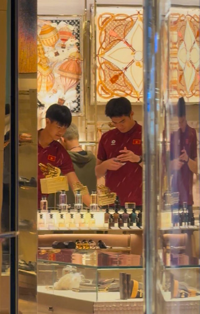 Tóm dính thủ môn 1m91 điển trai gây sốt cõi mạng đi mua sắm, sao U22 Việt Nam mang theo mũ cối về nước- Ảnh 2. Tóm dính thủ môn 1m91 điển trai gây sốt cõi mạng đi mua sắm, sao U22 Việt Nam mang theo mũ cối về nước- Ảnh 2.