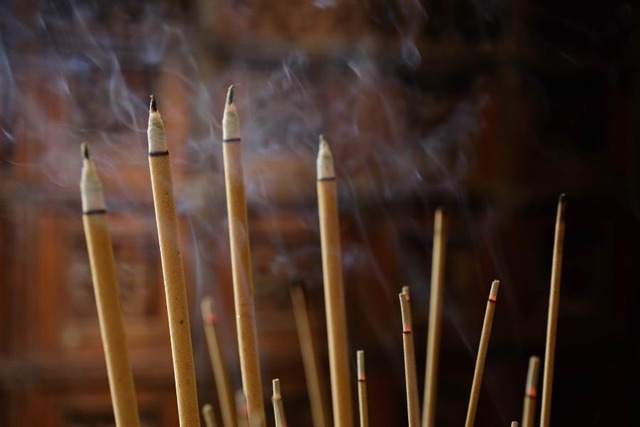 3 khung giờ thắp hương đẹp nhất ngày Mùng 1 Âm lịch- Ảnh 1. 3 khung giờ thắp hương đẹp nhất ngày Mùng 1 Âm lịch- Ảnh 1.