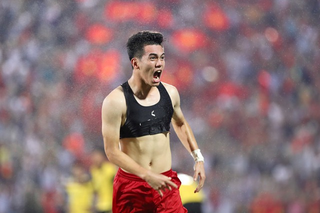 Sự thật về chiếc “crop top đen” giúp Thanh Nhàn và Tiến Linh khoe múi, khoe cả chiến thắng- Ảnh 5. Sự thật về chiếc “crop top đen” giúp Thanh Nhàn và Tiến Linh khoe múi, khoe cả chiến thắng- Ảnh 5.