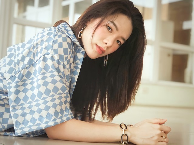 Visual sáng bừng của búp bê bóng chuyền Lê Thanh Thuý cầm cờ cho đoàn Việt Nam tại SEA Games 33- Ảnh 9.