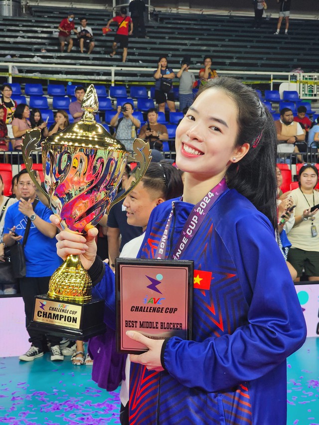 Visual sáng bừng của búp bê bóng chuyền Lê Thanh Thuý cầm cờ cho đoàn Việt Nam tại SEA Games 33- Ảnh 2.