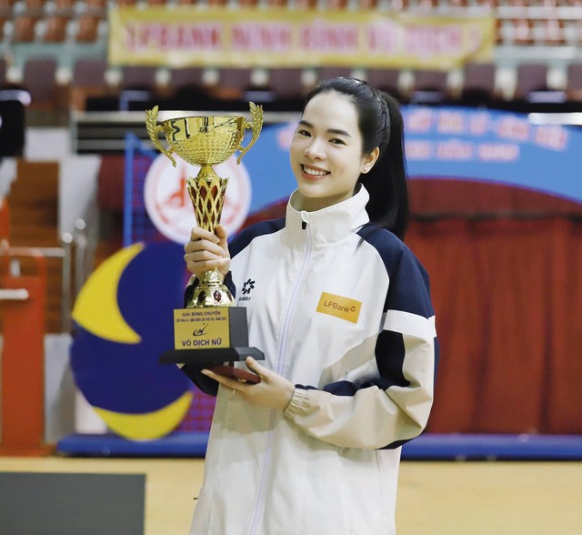 Visual sáng bừng của búp bê bóng chuyền Lê Thanh Thuý cầm cờ cho đoàn Việt Nam tại SEA Games 33- Ảnh 5.