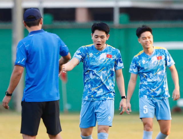 Đình Bắc vui vẻ làm "ban cán sự" U22 Việt Nam, quyết tâm thể hiện trong trận gặp U22 Lào- Ảnh 1. Đình Bắc vui vẻ làm "ban cán sự" U22 Việt Nam, quyết tâm thể hiện trong trận gặp U22 Lào- Ảnh 1.