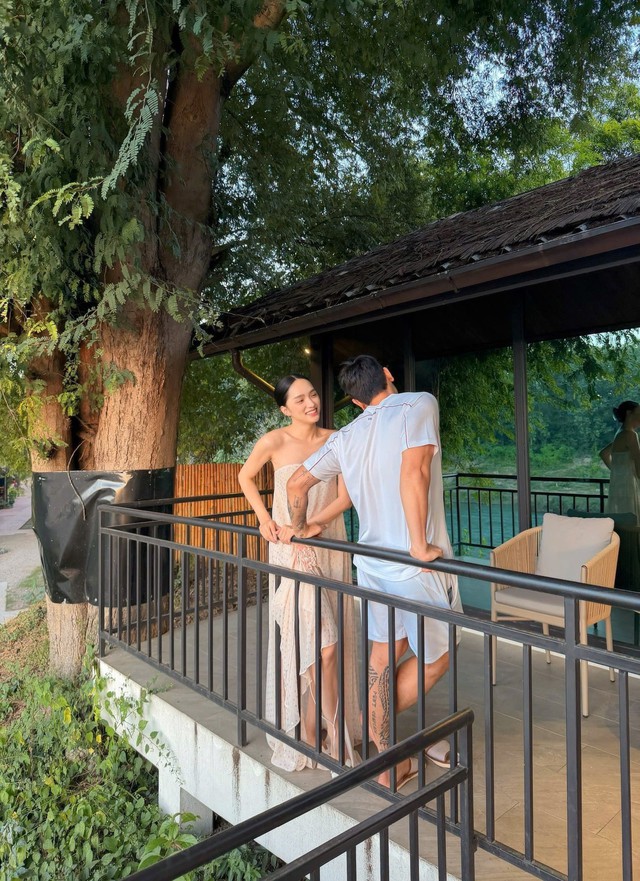 Hương Giang quấn quýt bên "người đàn ông lạ" tại khu nghỉ dưỡng ở Lào- Ảnh 2.