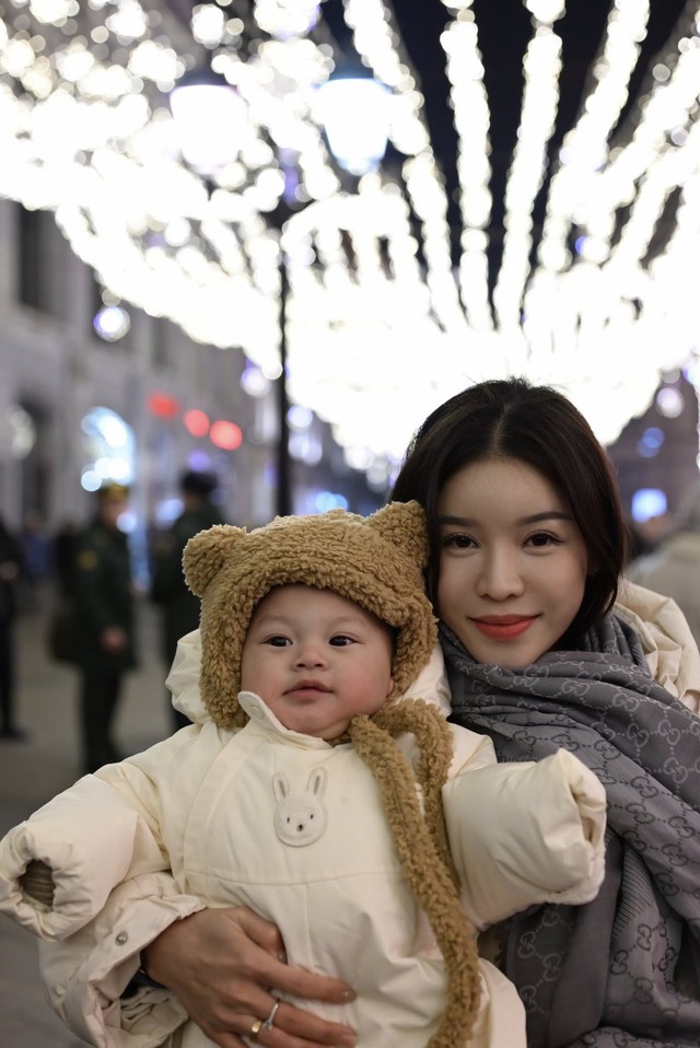 Gia đình thủ môn Lâm Tây và Yến Xuân đưa con trai về Nga, khung hình gia đình đẹp xuất sắc- Ảnh 3.
