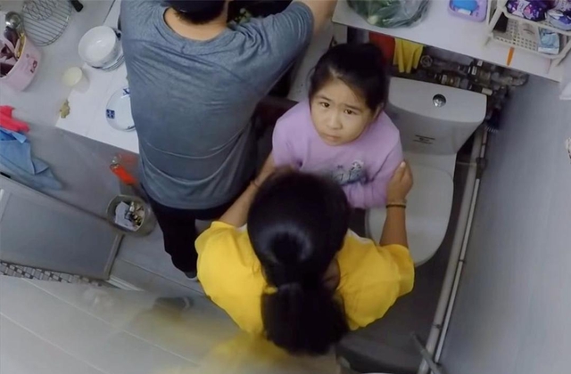 Nghẹt thở ở HongKong: Gia đình sống chật vật trong căn hộ "bé như lỗ mũi", bồn cầu đặt ngay trong bếp- Ảnh 1.