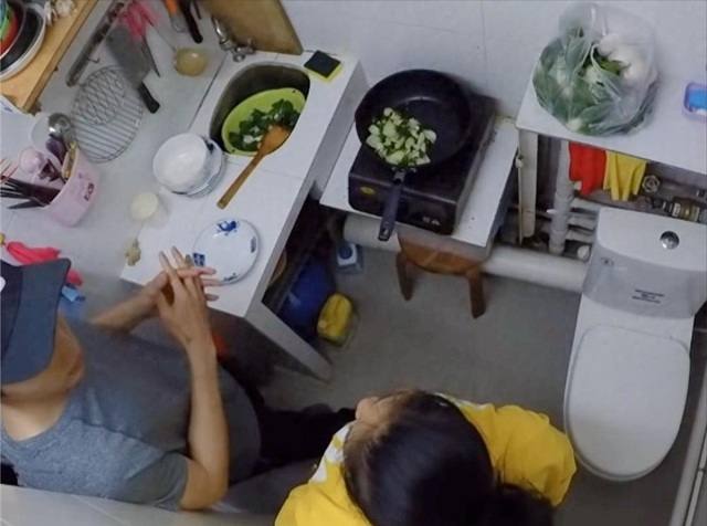 Nghẹt thở ở HongKong: Gia đình sống chật vật trong căn hộ "bé như lỗ mũi", bồn cầu đặt ngay trong bếp- Ảnh 2.