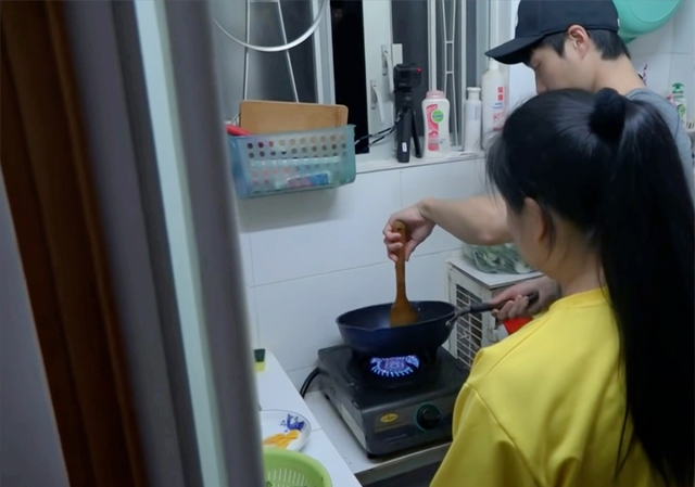 Nghẹt thở ở HongKong: Gia đình sống chật vật trong căn hộ "bé như lỗ mũi", bồn cầu đặt ngay trong bếp- Ảnh 3.