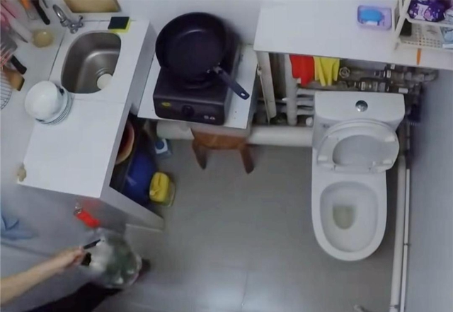 Nghẹt thở ở HongKong: Gia đình sống chật vật trong căn hộ "bé như lỗ mũi", bồn cầu đặt ngay trong bếp- Ảnh 4.