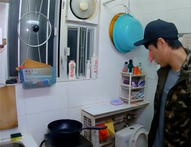 Nghẹt thở ở HongKong: Gia đình sống chật vật trong căn hộ "bé như lỗ mũi", bồn cầu đặt ngay trong bếp- Ảnh 5.