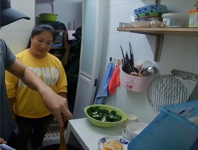 Nghẹt thở ở HongKong: Gia đình sống chật vật trong căn hộ "bé như lỗ mũi", bồn cầu đặt ngay trong bếp- Ảnh 6.