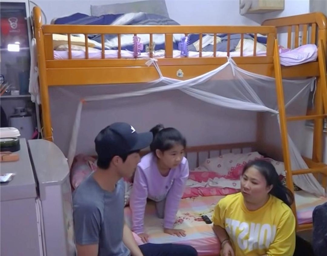 Nghẹt thở ở HongKong: Gia đình sống chật vật trong căn hộ "bé như lỗ mũi", bồn cầu đặt ngay trong bếp- Ảnh 7.