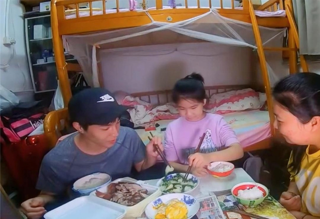 Nghẹt thở ở HongKong: Gia đình sống chật vật trong căn hộ "bé như lỗ mũi", bồn cầu đặt ngay trong bếp- Ảnh 8.