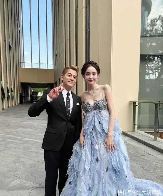 8 triệu người tìm xem mỹ nhân đẹp nhất Tân Cương được Thiên vương đình đám xin chụp ảnh cùng- Ảnh 2.