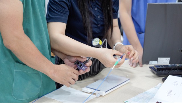 Bệnh viện Đa khoa Kiên Giang triển khai thành công bóng phá vôi cơ học LithiX HC trên bệnh nhân 95 tuổi- Ảnh 3.