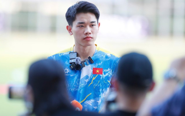 Đình Bắc vui vẻ làm "ban cán sự" U22 Việt Nam, quyết tâm thể hiện trong trận gặp U22 Lào- Ảnh 2. Đình Bắc vui vẻ làm "ban cán sự" U22 Việt Nam, quyết tâm thể hiện trong trận gặp U22 Lào- Ảnh 2.