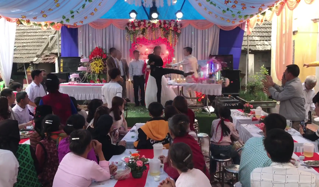 Bố vợ không nhận rượu mừng, con rể đạp đổ đám cưới- Ảnh 3. Bố vợ không nhận rượu mừng, con rể đạp đổ đám cưới- Ảnh 3.