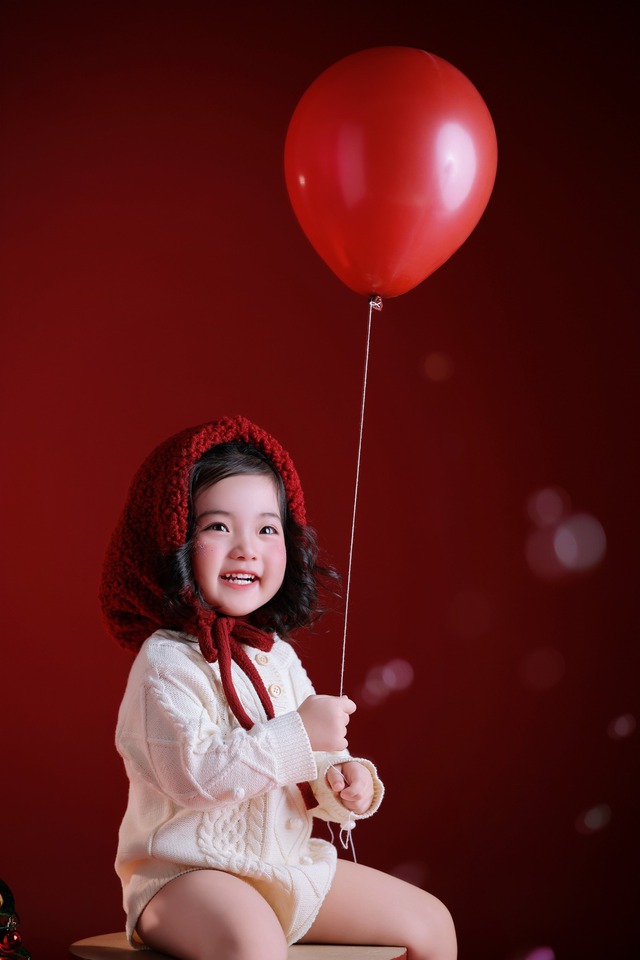 Ai đi qua cũng phải dừng lại ngắm Lisa nhà Khánh Thi - Phan Hiển, visual quá xinh yêu như thiên thần đón Noel!- Ảnh 1. Ai đi qua cũng phải dừng lại ngắm Lisa nhà Khánh Thi - Phan Hiển, visual quá xinh yêu như thiên thần đón Noel!- Ảnh 1.